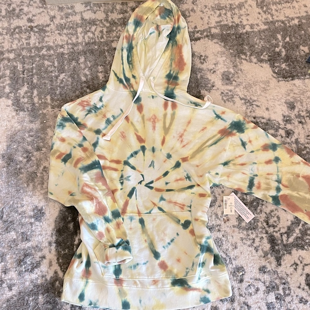 (NWT) unisex muted/pastel yellow Aeropostale spiral tye-dye hoodie